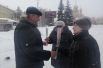 Мэр Осинников Игорь Романов с волонтёрами раздал 300 тюльпанов.