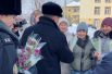 Мэр Прокопьевска Андрей Мамаев вместе с коллегами-мужчинами и кадетами дарил горожанкам весеннее настроение.