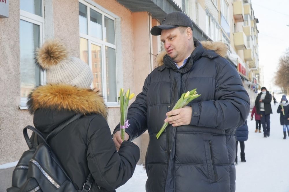 Александр Рыбалко, глава Анжеро-Судженска: «Безумно приятно видеть улыбки счастья на ваших лицах, дорогие женщины! Это – самые ценные подарки для нас, мужчин, ведь вы – это украшение нашего мира!»