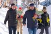 Мэр Междуреченска Владимир Чернов прогулялся по проспекту, вручил тюльпаны и зарядился весенней радостью от прекрасных землячек.