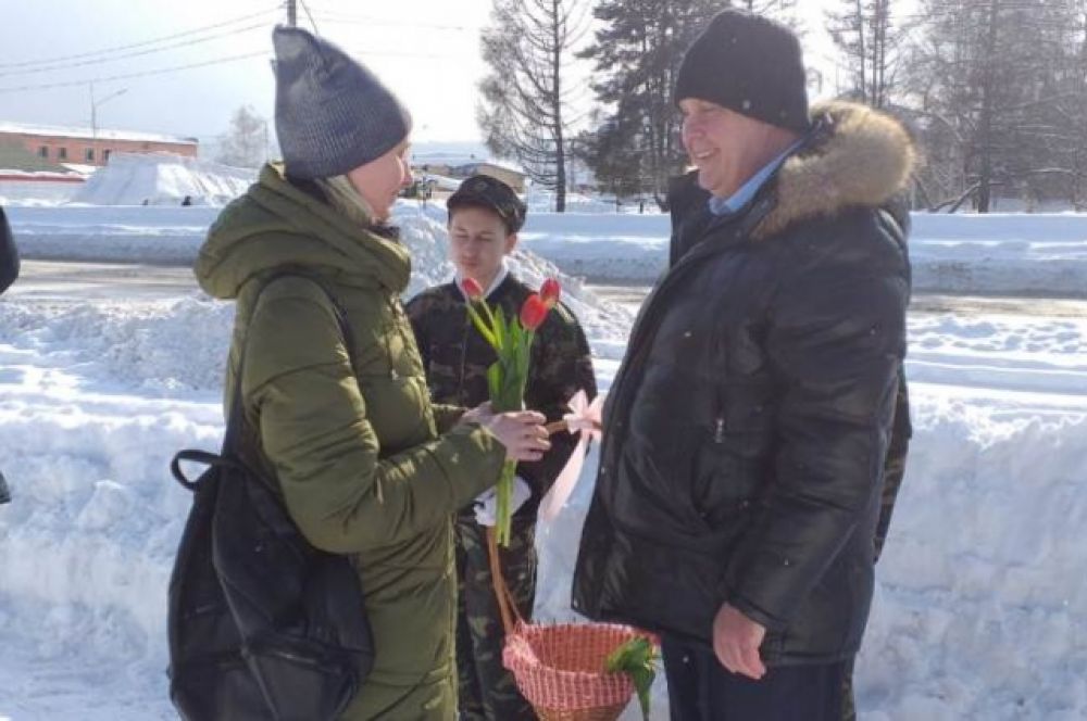 Цветы и поздравление от мэра Мысков Евгения Тимофеева не оставили горожанок равнодушными.