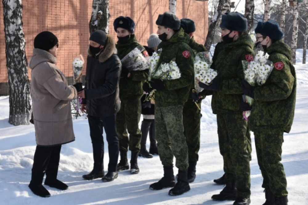 Триста букетов от мэра Белова Алексея Курносова – символическая цифра в честь приближающегося юбилея региона.