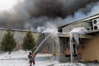 В Новотроицке горящий склад упаковски местного мясокомбината тушат 45 пожарных.