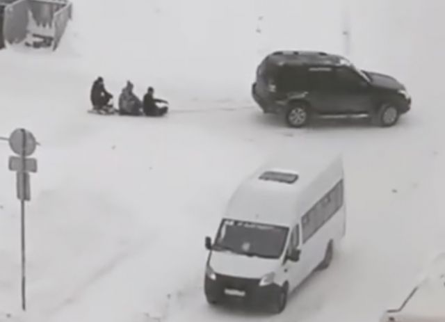 Внедорожник прокатил трех человек на привязанной плюшке в Новосибирске