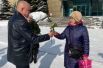 Сергей Цивилёв поздравлял новокузнечанок вместе с кадетами. / скриншот с видео