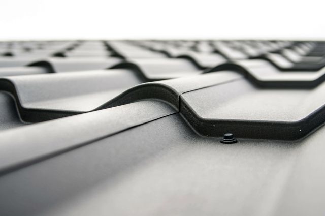 В Новотроицке металлические листы на отремонтированной крыше многоэтажки рискуют оторваться под напором ветра.