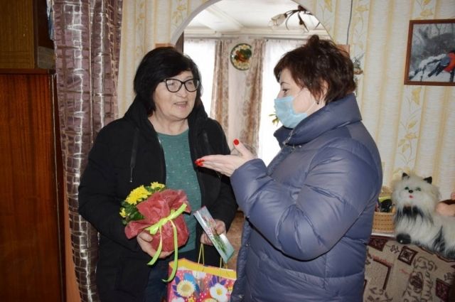 Смоленские единороссы поздравили медиков с Международным женским днем