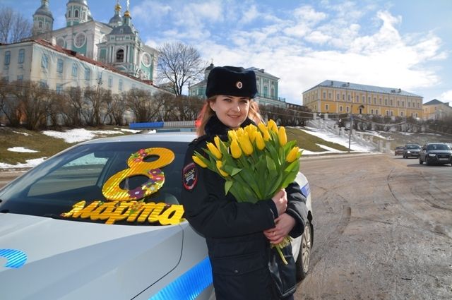 «Цветочный патруль» ГИБДД поздравил смолянок с 8 марта