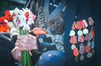 Тюменские юнармейцы подарили ветерану 101 тюльпан
