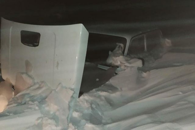 В Оренбуржье МЧС-ники спасли новотройчанина из занесенной по самую крышу машины.