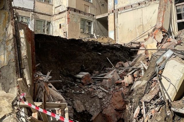 Появились фото и видео с места гибели строителя под завалом в Кисловодске