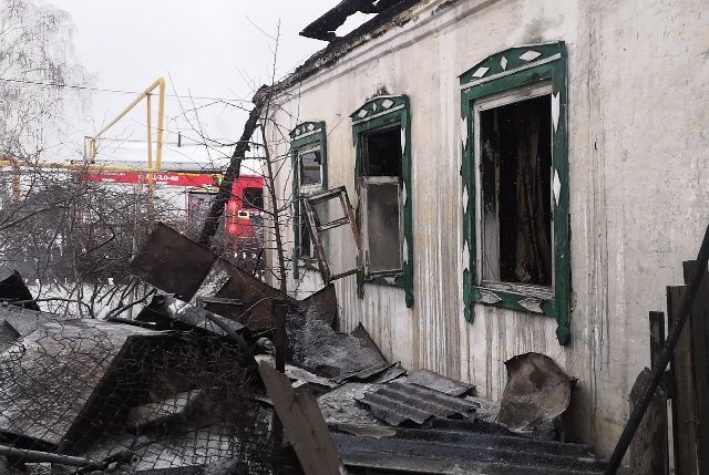 Два человека погибли при пожаре в частном доме в Челябинске