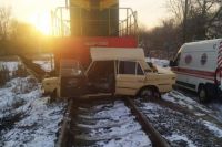 В Виннице поезд столкнулся с автомобилем: есть пострадавшие.