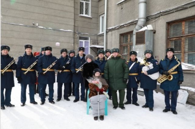 Военные устроили концерт для женщины-ветерана 8 марта в Новосибирске