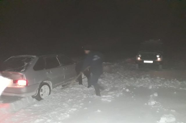 В Кувандыкском городском округе спасатели вытащили из снега слетевшую с дороги машину.