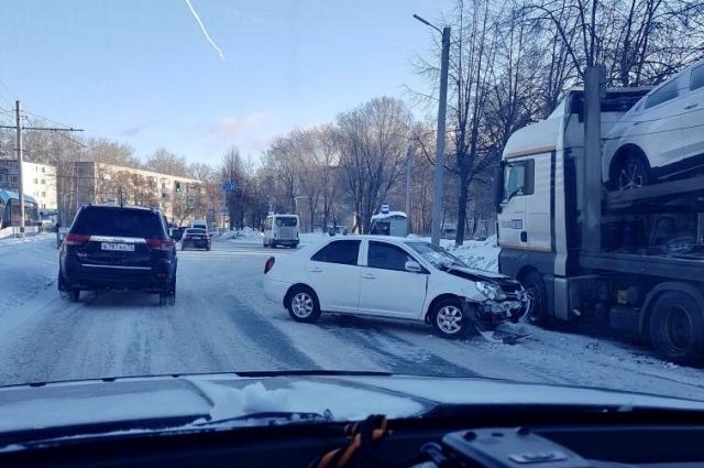 На улице Рябикова в Ульяновске легковушка врезалась в автопоезд