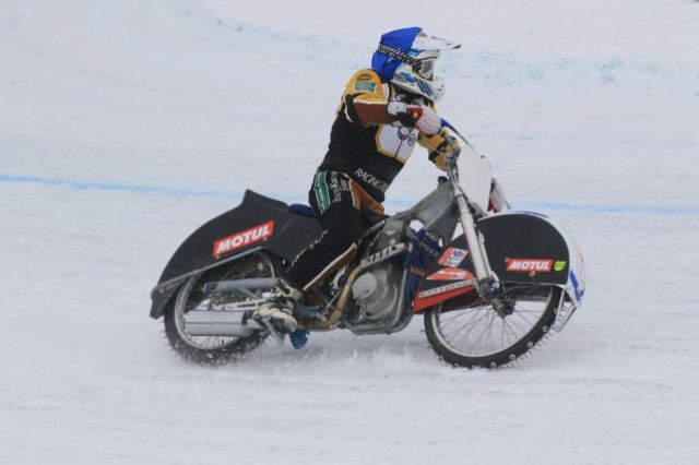 Турнир по спидвею на льду среди мотоциклистов в Барнауле
