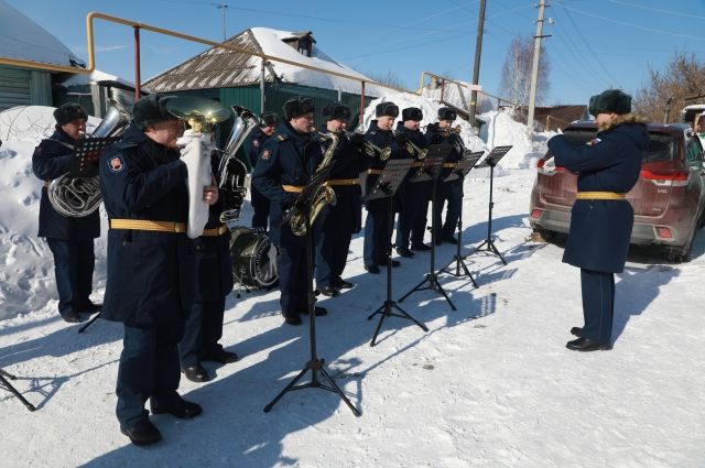 Военный оркестр поздравил 101-летнюю ветерана с 8 марта в Новосибирске