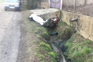 Двое парней на мотоцикле врезались в бетонный мостик: водитель погиб