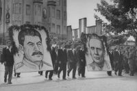 Портреты Сталина и Тито на первомайской демонстрации 1946 года в Белграде.