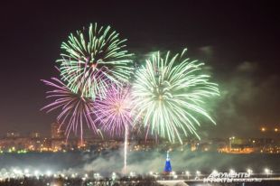 Начнется салют в 22:45, закончится в 23:00.