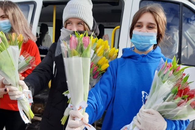 «Команда 2018» подарила цветы жительницам 14 районов Псковской области