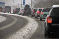 Под Новотроицком 20 машин оказались в снежном заторе.