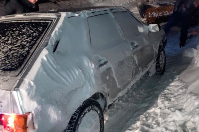 Под Новотроицком из снежного плена спасли семью с тремя детьми, застрявших в заглохшей машине. 