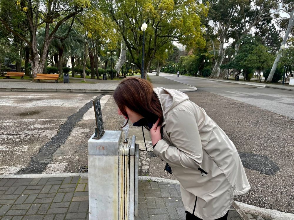 Питьевой фонтанчик на площади в Сухуме.