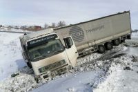 В Новоорском районе полицеские вытащили из кювета фуру со стеклотарой.