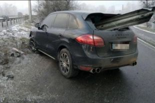 Отбойник насквозь прошил автомобиль: в Киеве произошло ДТП
