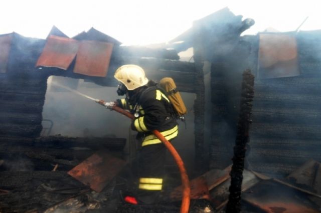 Тюменские спасатели вызволили четырех человек из горящего дома