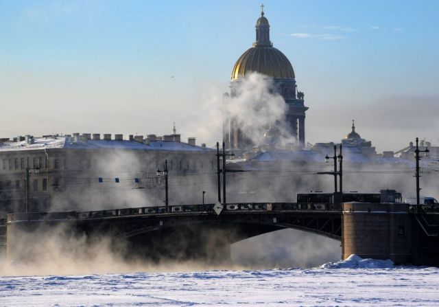 В Санкт-Петербурге для предупреждения наводнения задействовали ледокол