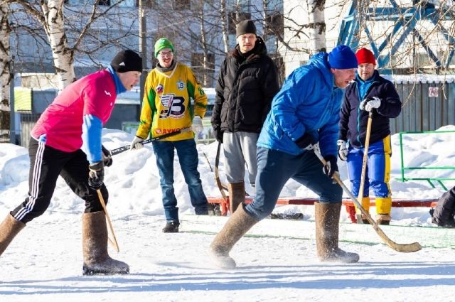 В Архангельске играли в хоккей на валенках
