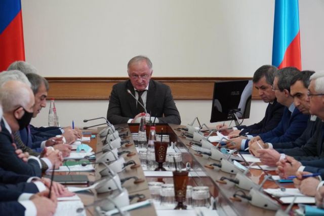 Премьер-министр поручил решить проблемы переселенцев из Новолакского района