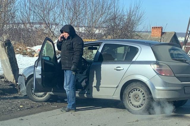 В Саратове водитель Opel почувствовал себя плохо и протаранил столб