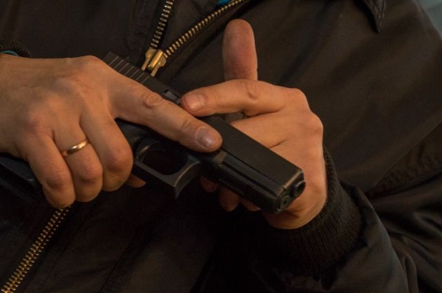 Пьяный житель Заволжского района размахивал на улице пистолетом