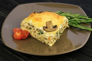 Отмечаем Масленицу: рецепт блинного торта с грибами и сыром