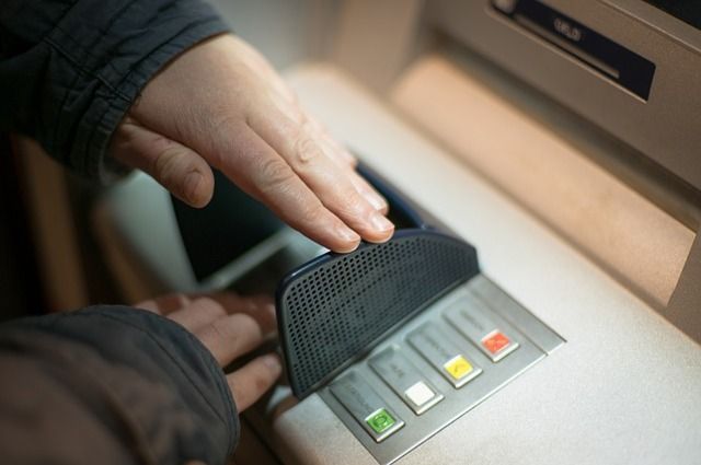 В Краснодаре с забытой в банкомате карты списали больше 7 тысяч рублей