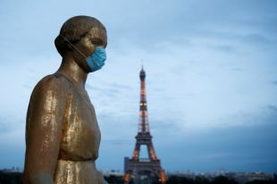 Во Франции протестующие требуют возобновить работу театров
