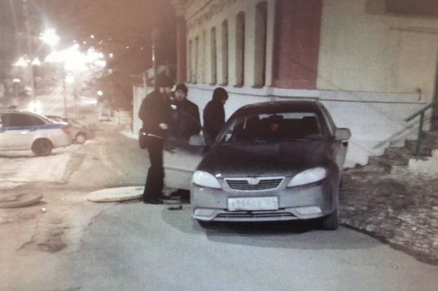 В центре Саратова под колеса Daewoo Gentra попала молодая девушка
