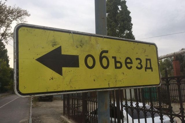 В центре Саратова закрыли перекресток из-за коммунальной аварии