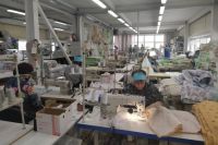 На швейной фабрике смогли сохранить коллектив благодаря субсидии из краевого бюджета.