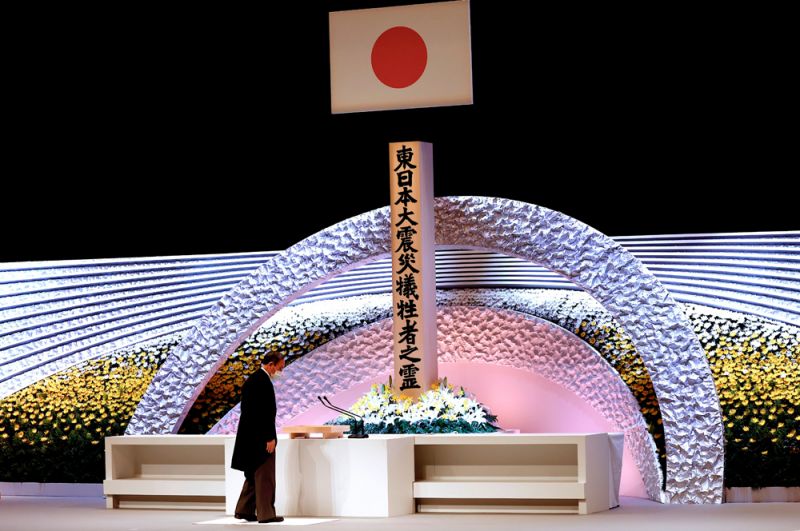 Премьер-министр Японии Ёсихидэ Суга перед алтарем на поминальной службе в 10-ю годовщину катастрофы.