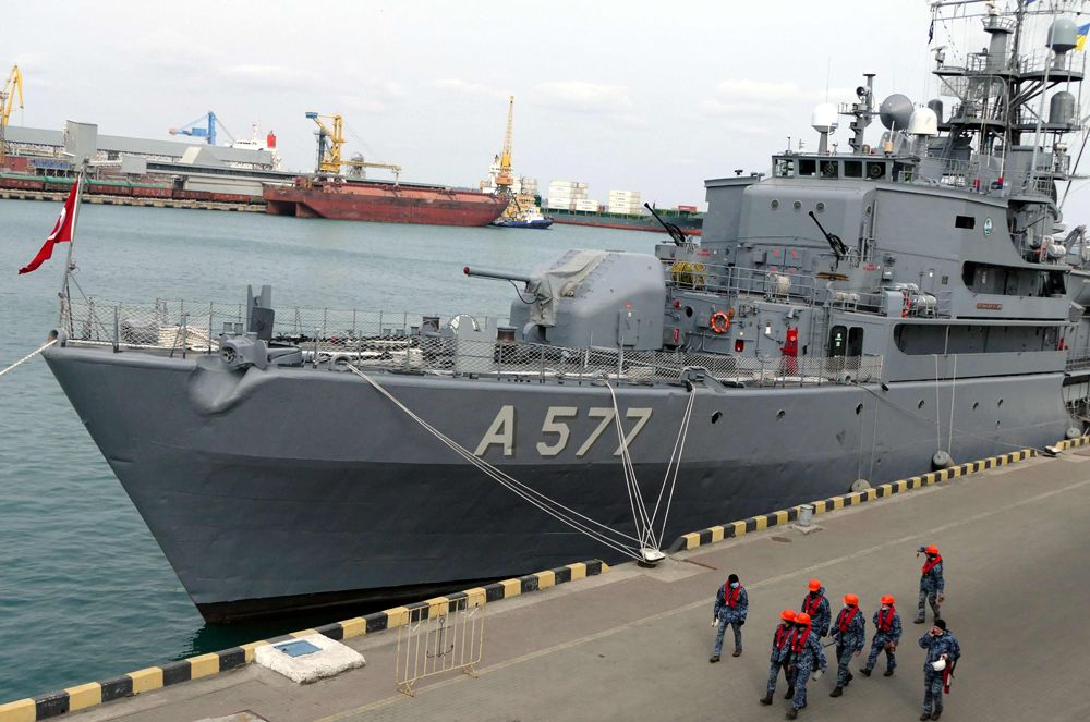 Флагманский турецкий учебный корабль A577 TCG Sokullu Mehmet Pasa в порту Одессы.