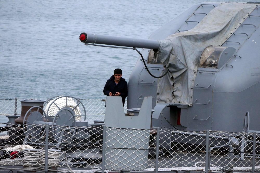 Артиллерийское орудие на борту флагманского турецкого учебного корабля A577 TCG Sokullu Mehmet Pasa в порту Одессы.