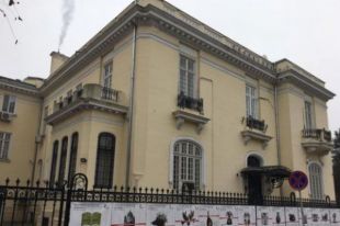 Украинское посольство в Румынии приостановило консульский прием: причина.