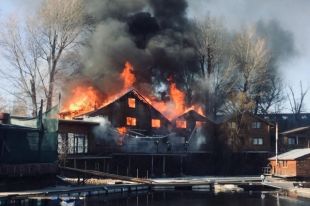 В Киеве на Гидропарке вспыхнуло деревянное здание