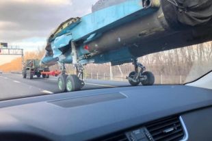 В Киевской области военный самолет врезался в автомобиль