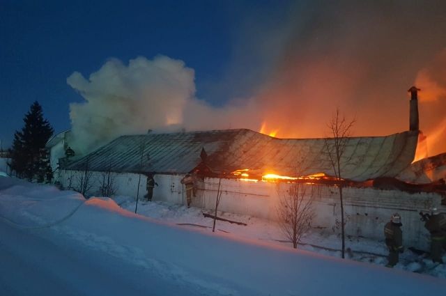 700 кв. м кровли горит в Оранском мужском монастыре в Нижегородской области